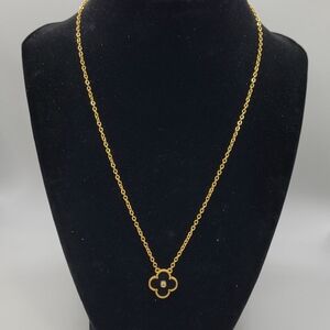 Chic Gold Floral Pendant Necklace